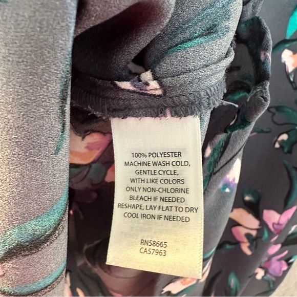 V-neck Top In Grey G Floral Stroll - Picture 10 of 10